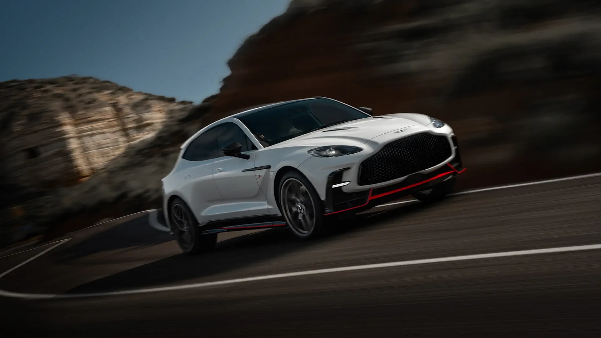 Aston Martin DBX S Tanıtıldı