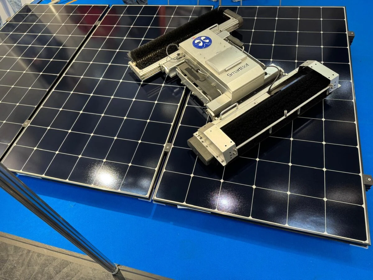 Güneş Panellerini Tamamen Otonom Temizleyen Robot!