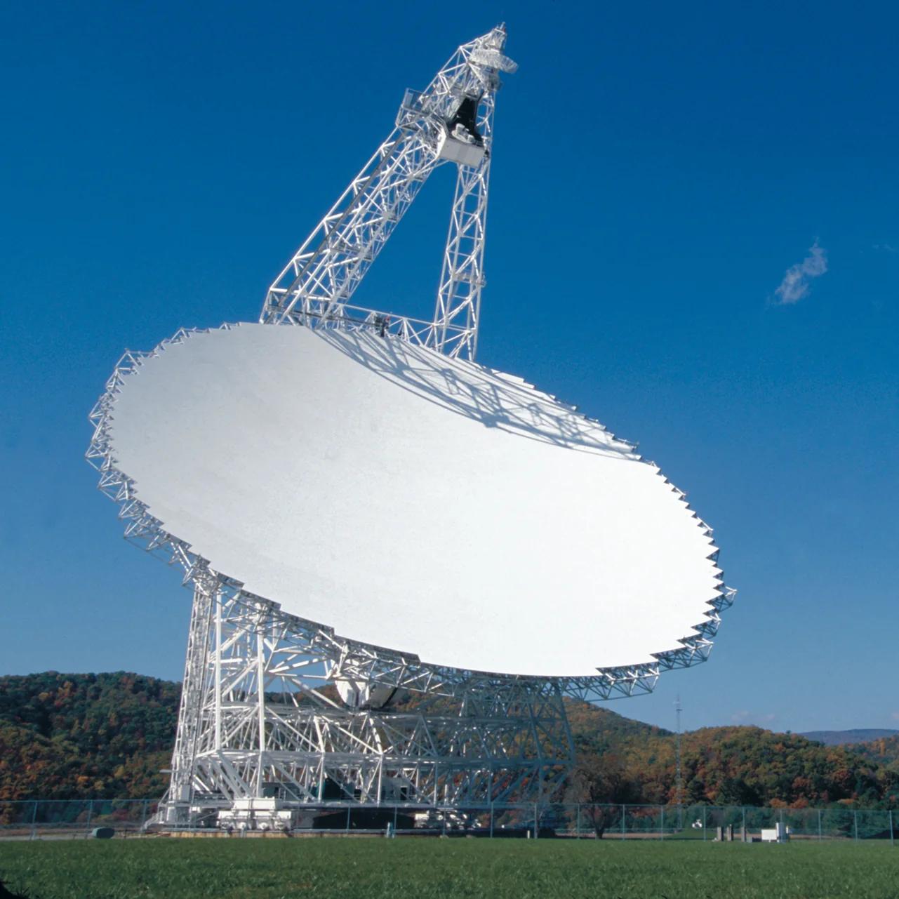 Green_Bank_Telescope_NRAO_(cropped).jpg