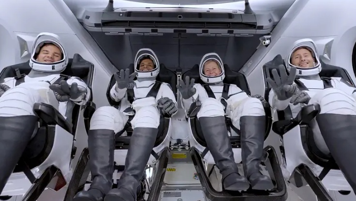 blog-ax4-crew-in-dragon-062626.webp