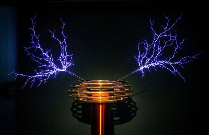 Tesla-Coil-display-CosmoCaixa-Barcelona-exhibit.webp